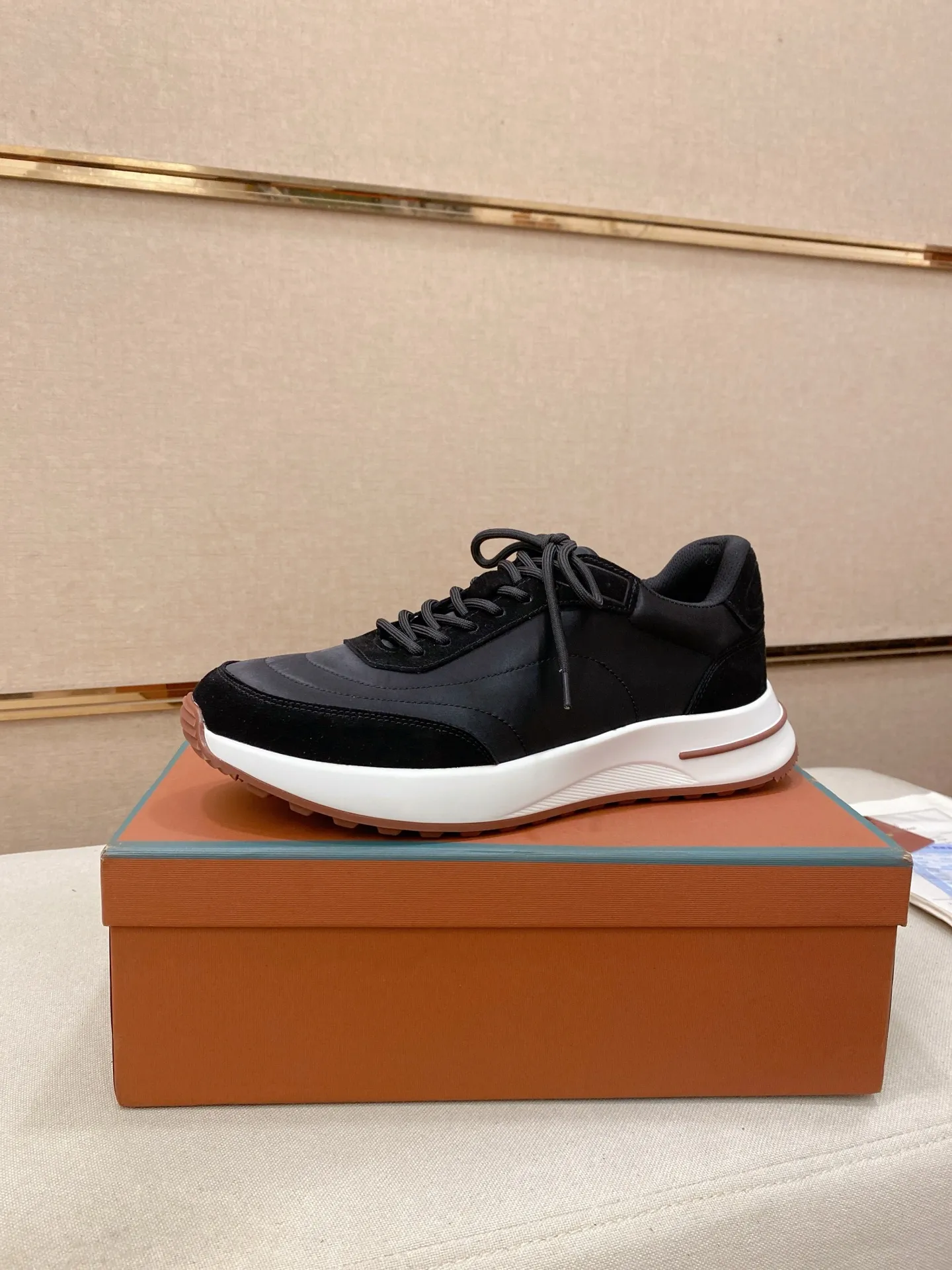 Men's shoes 💰: 462💰🔥𝐥𝐨𝐫𝐨 𝐏𝐢𝐚𝐧𝐚 lp classic loafers, an Italian treasure brand, the only brand that can match Hermès! Only after wearing it do we realize that we can’t live up to our feet. The upper is made of imported first-layer cowhide with breathable fabrics, water-dyed cowhide foot pads, and the official original glass rubber outsole and pendant. Exclusive original packaging (tag ➕ brand paper ➕ outer box ➕ hand bag) code number: 38-44. Can be customized 45-46